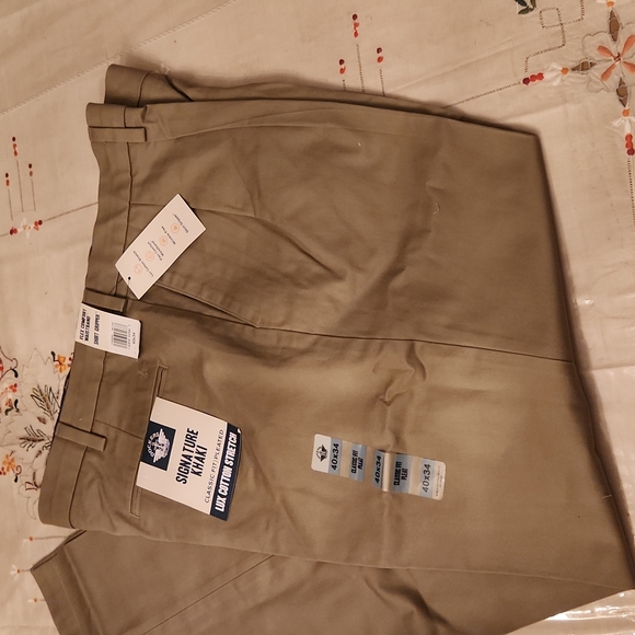 DOCKERS - SIGNATURE KHAKI - MENS  CLASSIC FIT PLEATED 40 x 34 - Picture 2 of 5